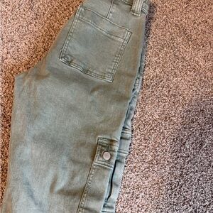 Straight-Leg Olive Green Women's Jeans with Cargo Pocket